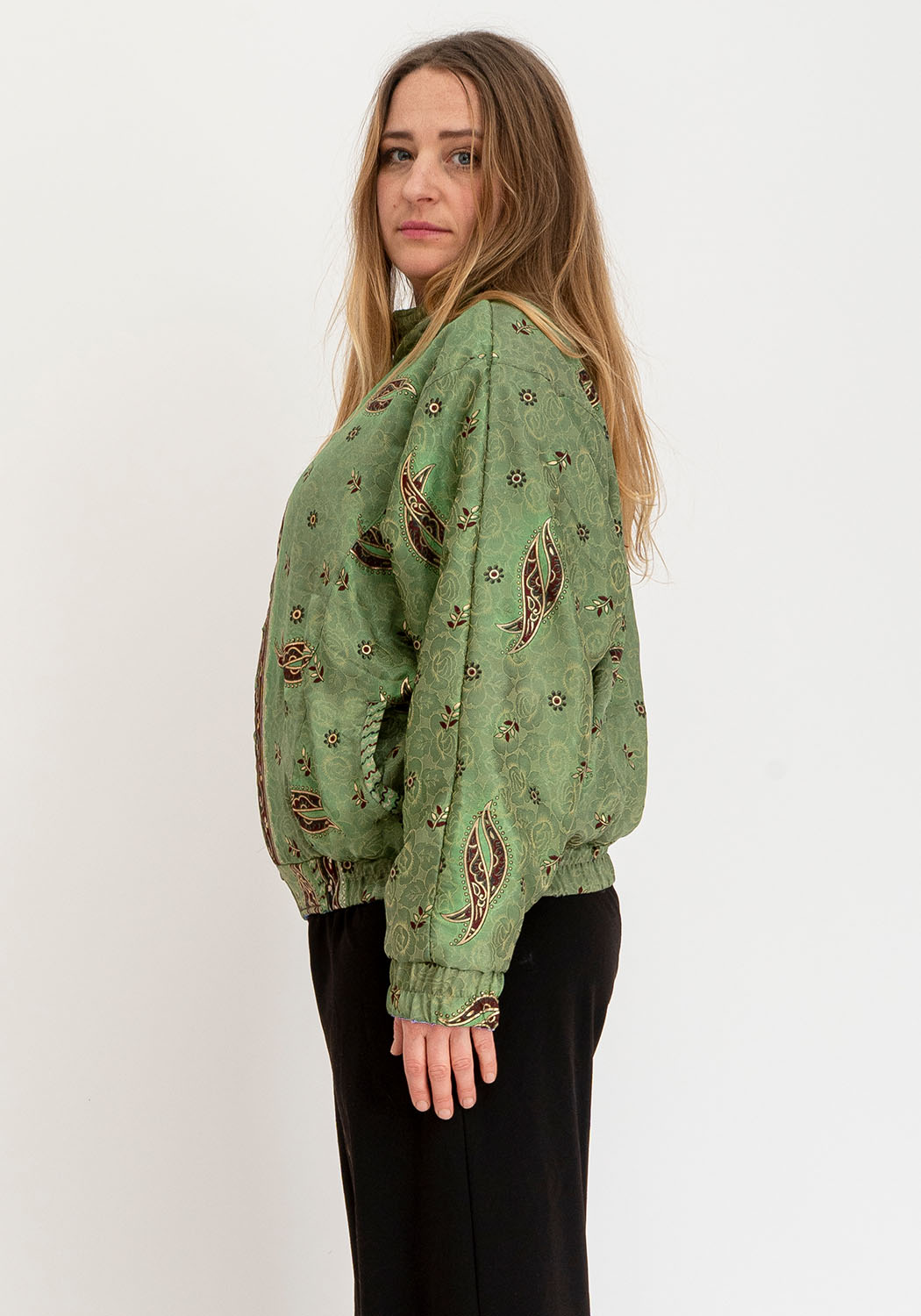 Wendejacke aus Vintage-Sari – Salbei-Paisley & Lavendel-Zickzack