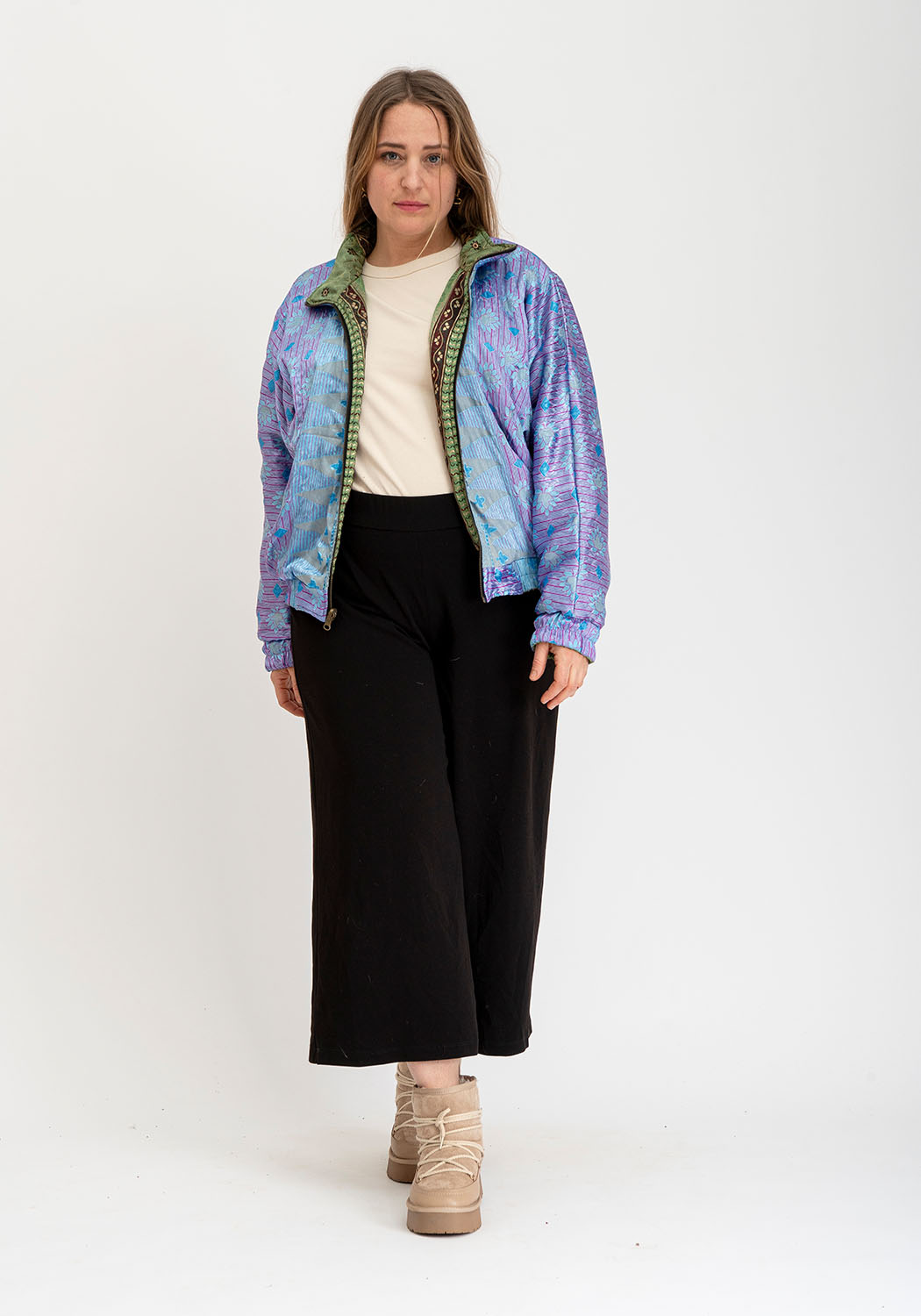 Wendejacke aus Vintage-Sari – Salbei-Paisley & Lavendel-Zickzack