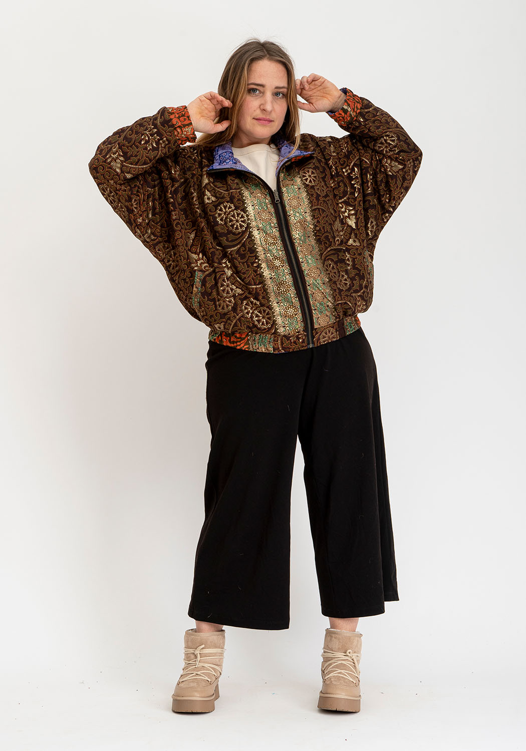 Wende-Sari-Bomberjacke – Blaue Patchwork-Quadrate &amp; Ornament in Bronze