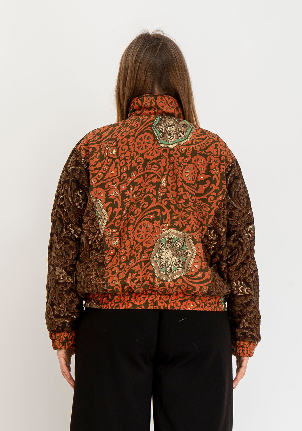 Wende-Sari-Bomberjacke – Blaue Patchwork-Quadrate &amp; Ornament in Bronze