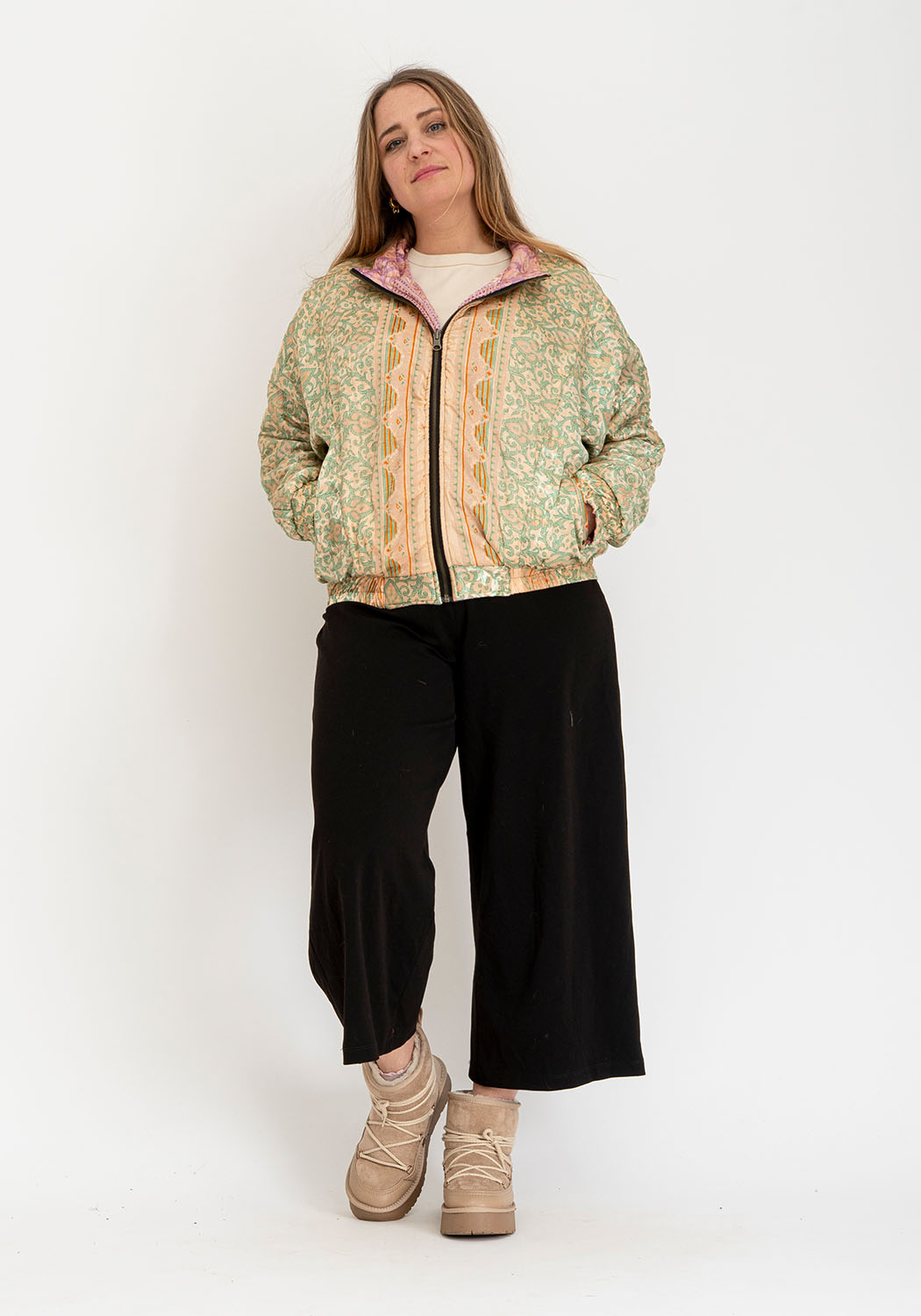 Wattierte Wende-Sari-Bomberjacke – Flieder-Ornamente &amp; Mintgrüne Wiesenmuster