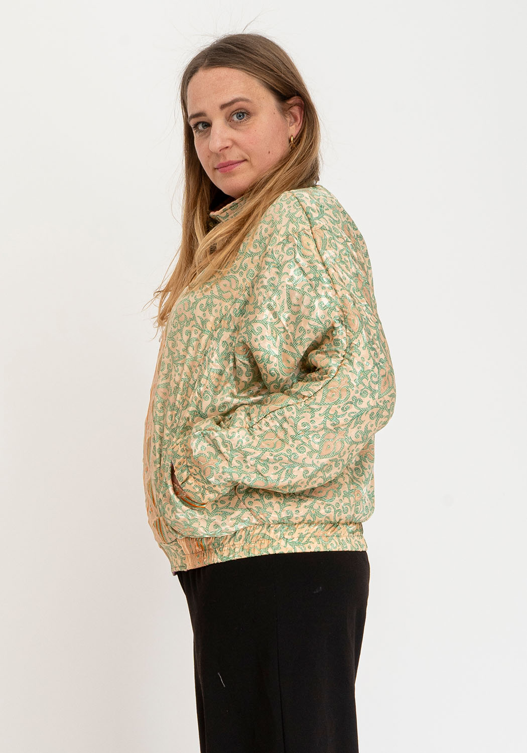 Wattierte Wende-Sari-Bomberjacke – Flieder-Ornamente &amp; Mintgrüne Wiesenmuster