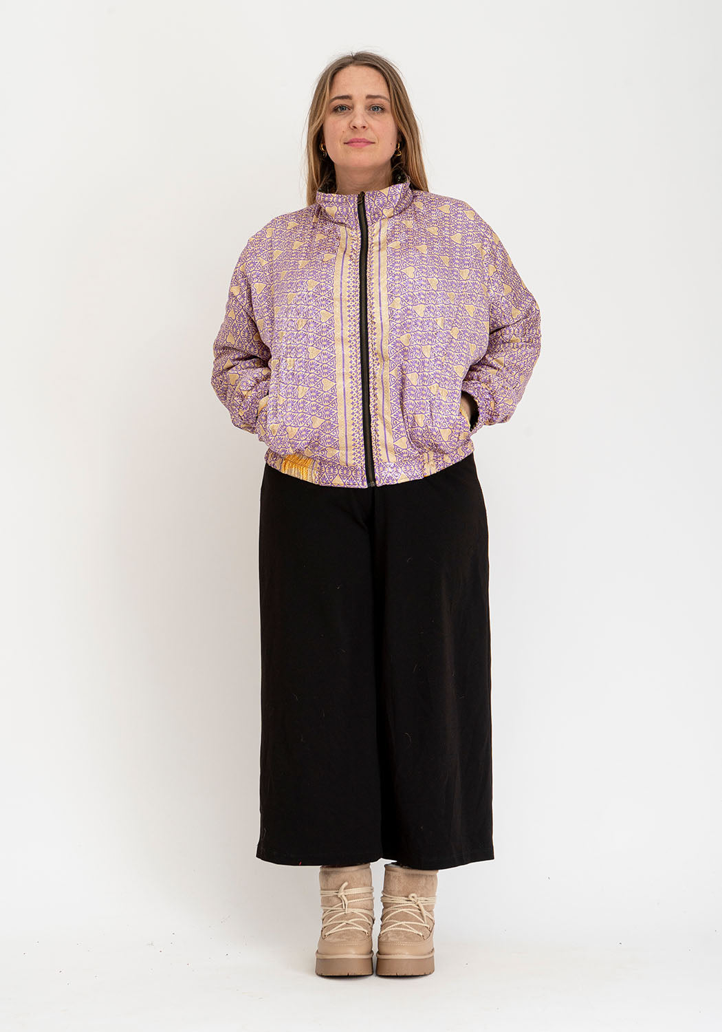 Unisex Wende-Sari-Bomberjacke – Oliv mit Rankenprint &amp; Zartes Flieder-Gewebe