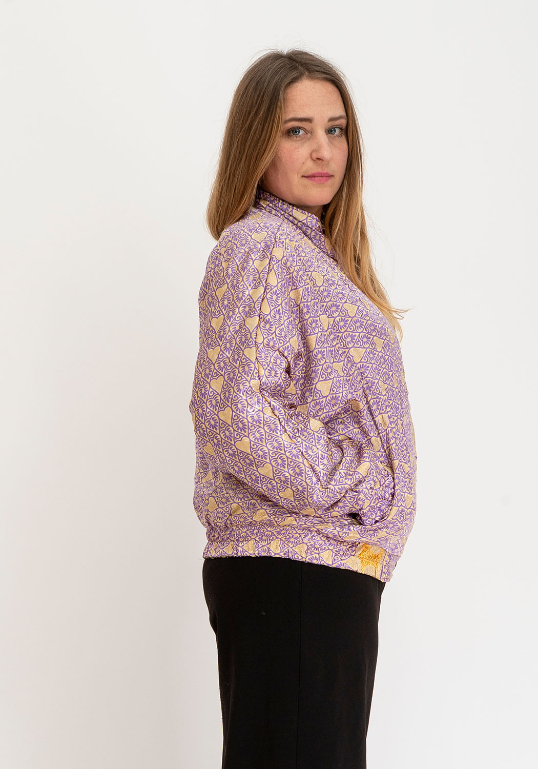 Unisex Wende-Sari-Bomberjacke – Oliv mit Rankenprint &amp; Zartes Flieder-Gewebe