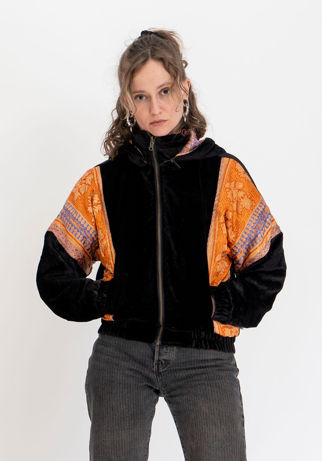 Wendbare Cropped Winterjacke mit Old-Sari-Patch in Schwarz