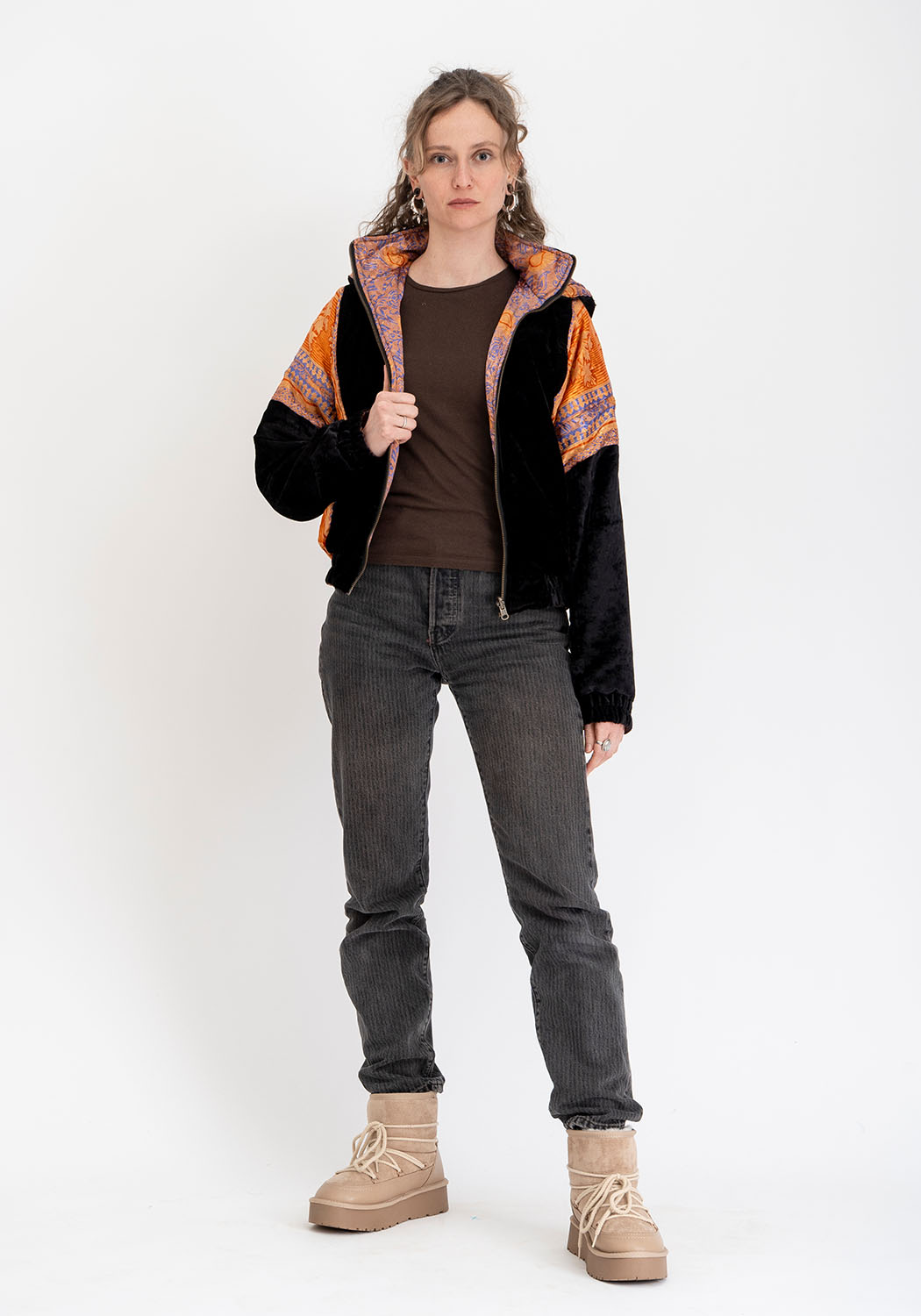 Wendbare Cropped Winterjacke mit Old-Sari-Patch in Schwarz