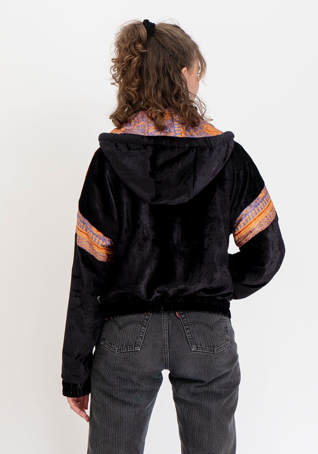 Wendbare Cropped Winterjacke mit Old-Sari-Patch in Schwarz