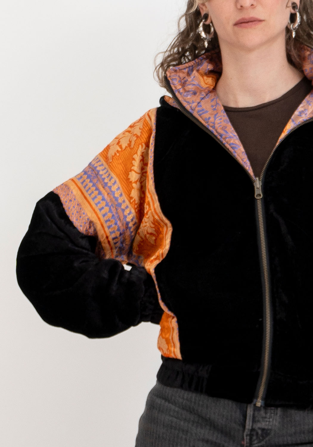 Wendbare Cropped Winterjacke mit Old-Sari-Patch in Schwarz