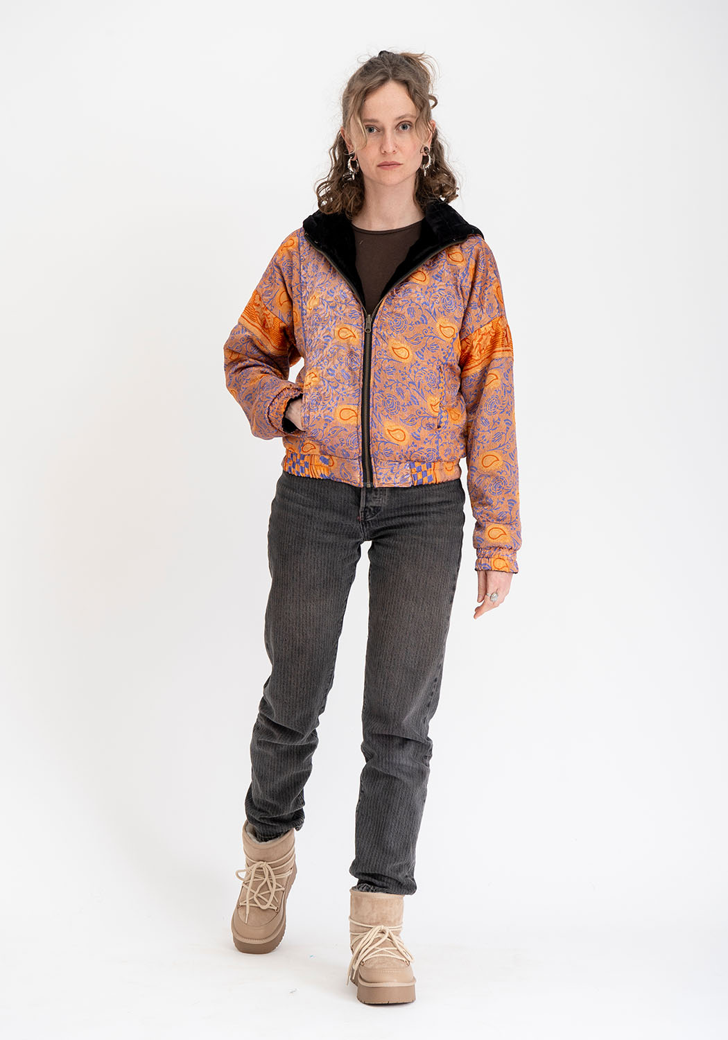 Wendbare Cropped Winterjacke mit Old-Sari-Patch in Schwarz