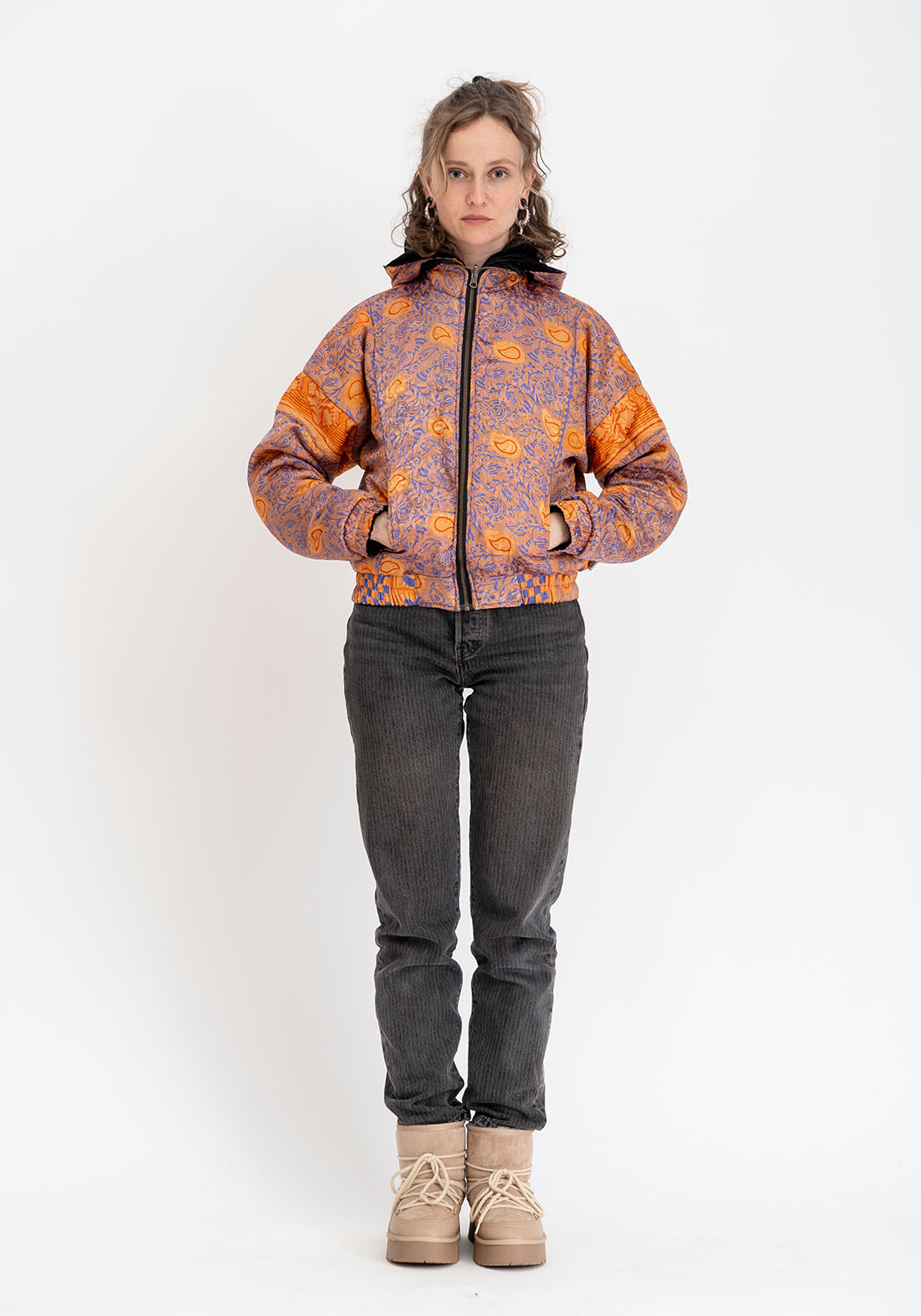 Wendbare Cropped Winterjacke mit Old-Sari-Patch in Schwarz