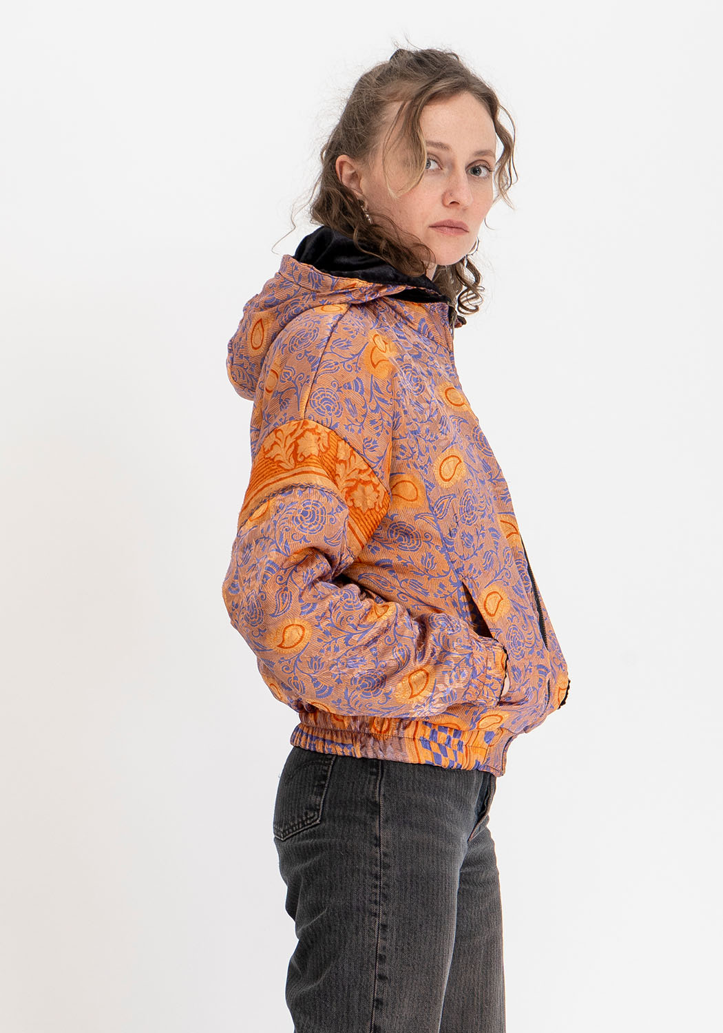 Wendbare Cropped Winterjacke mit Old-Sari-Patch in Schwarz