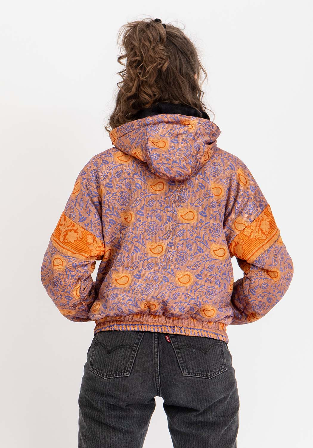 Wendbare Cropped Winterjacke mit Old-Sari-Patch in Schwarz