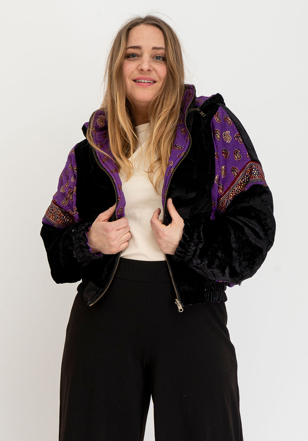 Wendbare Cropped Winterjacke mit Vintage-Sari-Patch in Schwarz