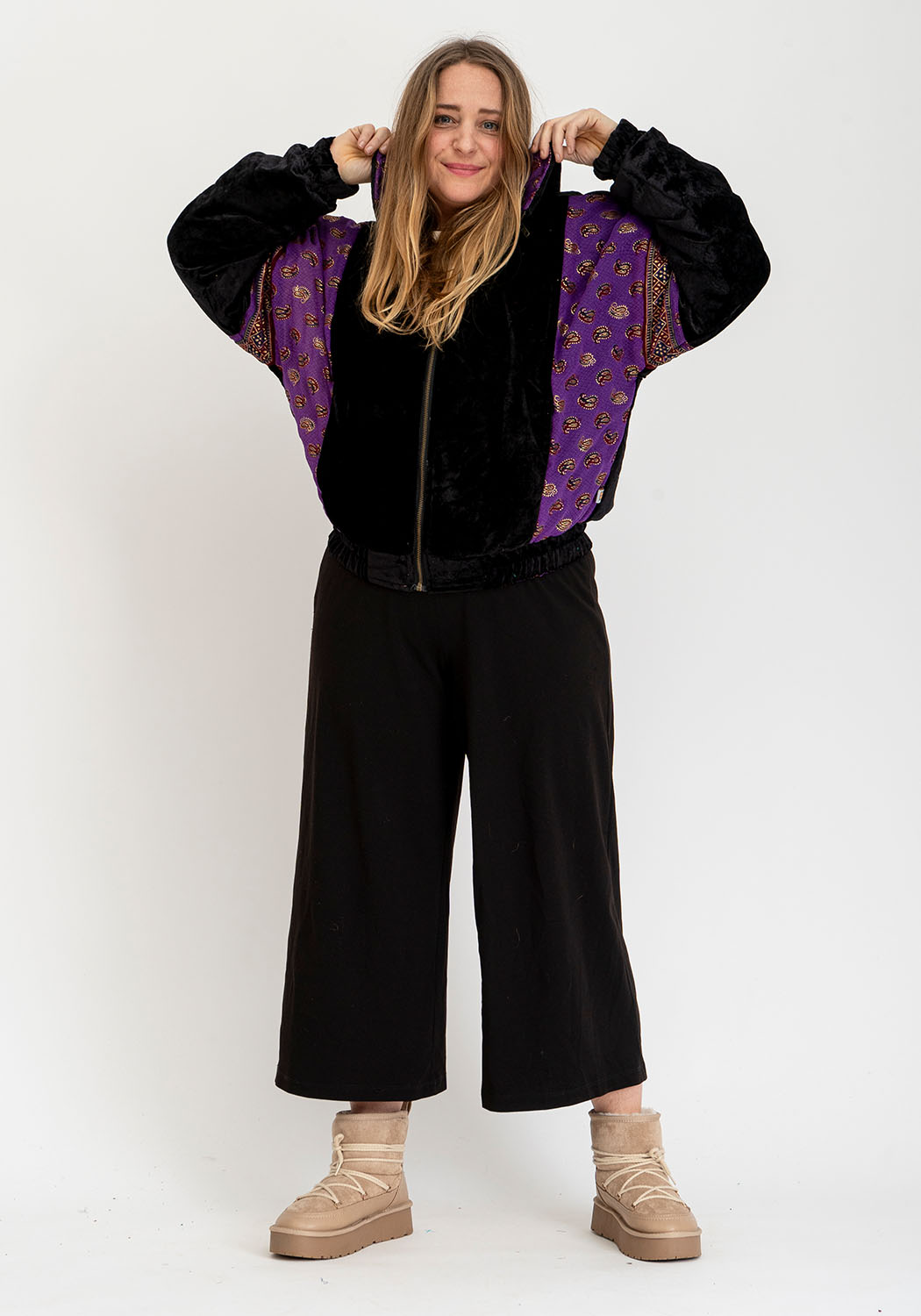 Wendbare Cropped Winterjacke mit Vintage-Sari-Patch in Schwarz