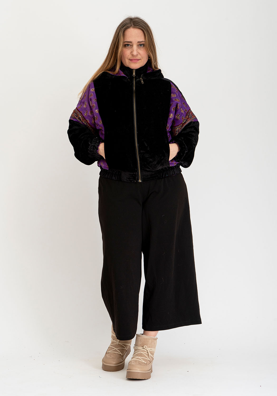 Wendbare Cropped Winterjacke mit Vintage-Sari-Patch in Schwarz