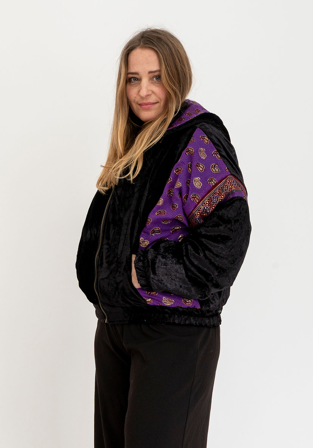 Wendbare Cropped Winterjacke mit Vintage-Sari-Patch in Schwarz