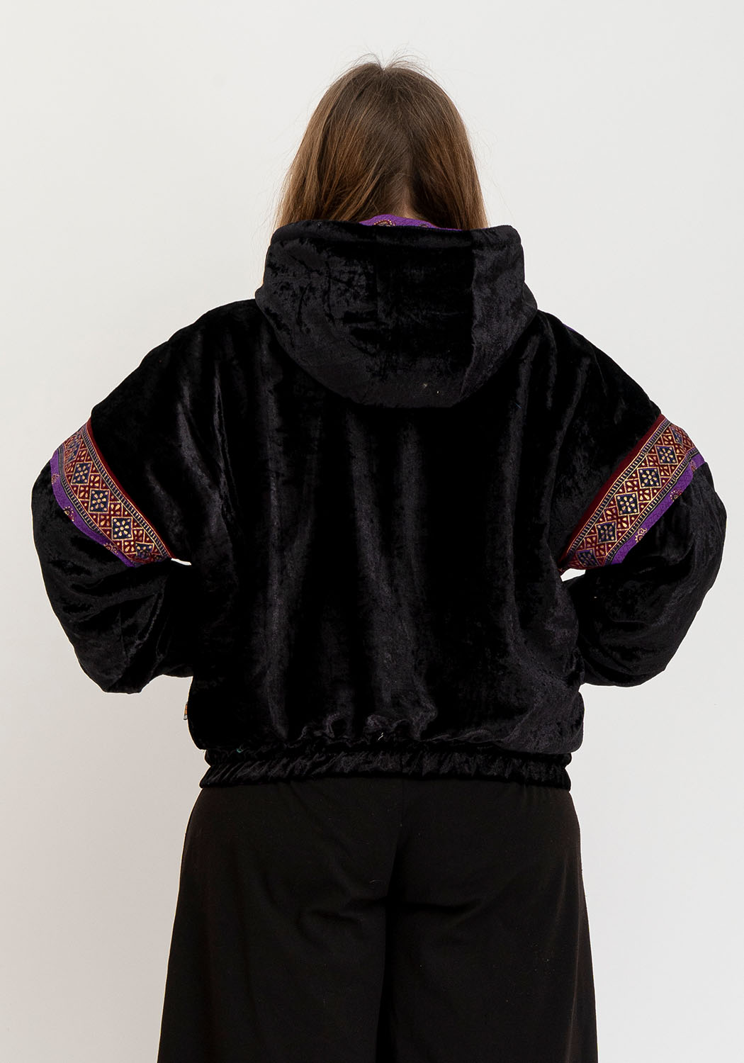 Wendbare Cropped Winterjacke mit Vintage-Sari-Patch in Schwarz