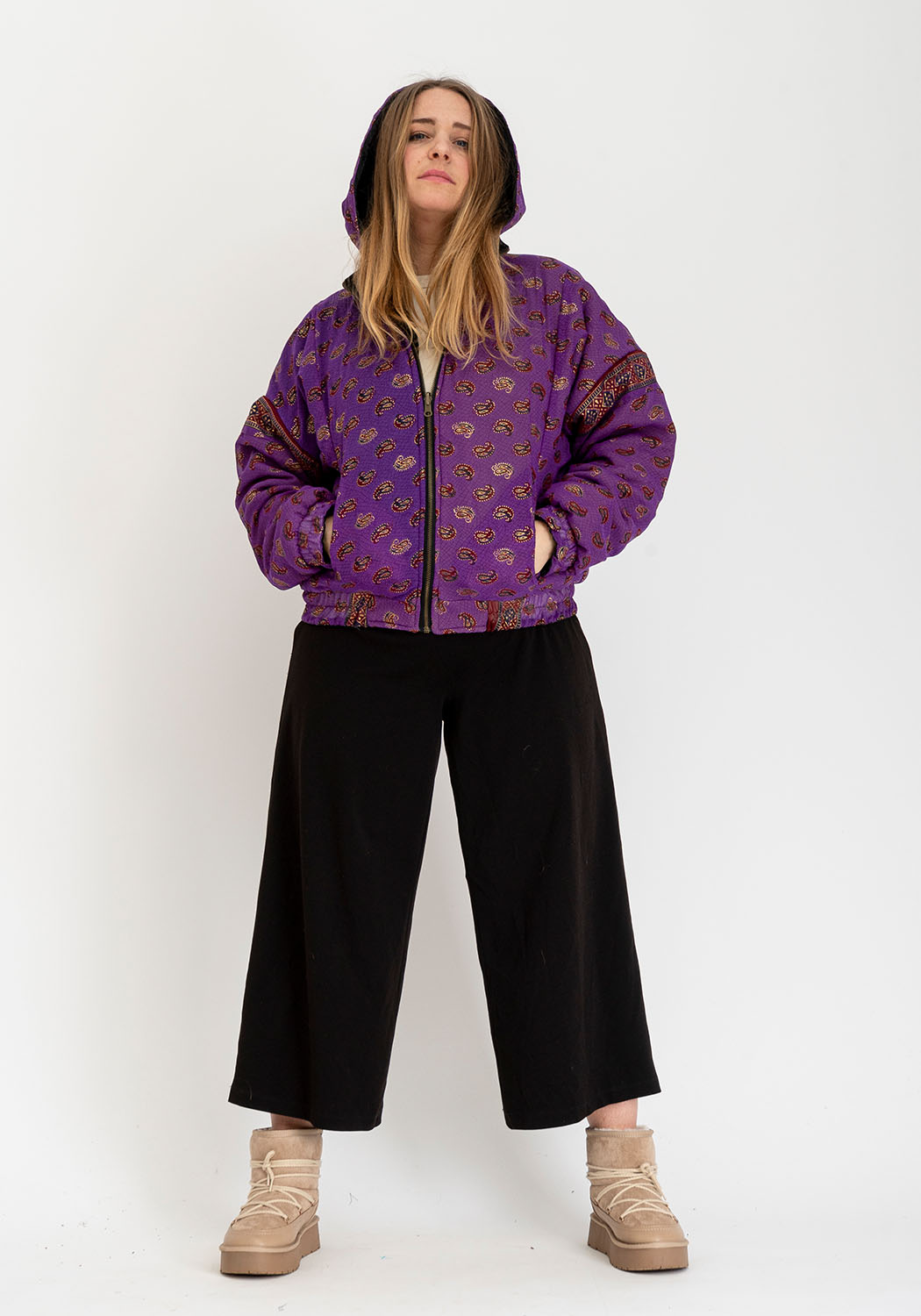 Wendbare Cropped Winterjacke mit Vintage-Sari-Patch in Schwarz