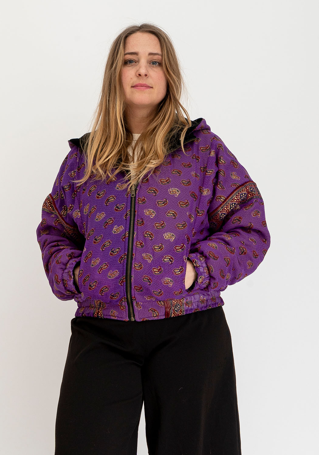 Wendbare Cropped Winterjacke mit Vintage-Sari-Patch in Schwarz