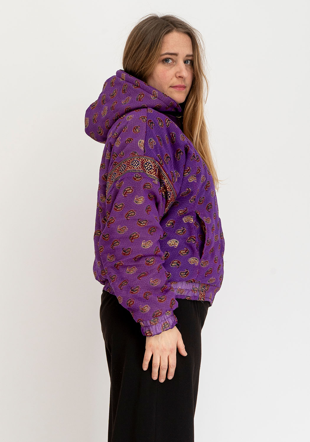 Wendbare Cropped Winterjacke mit Vintage-Sari-Patch in Schwarz