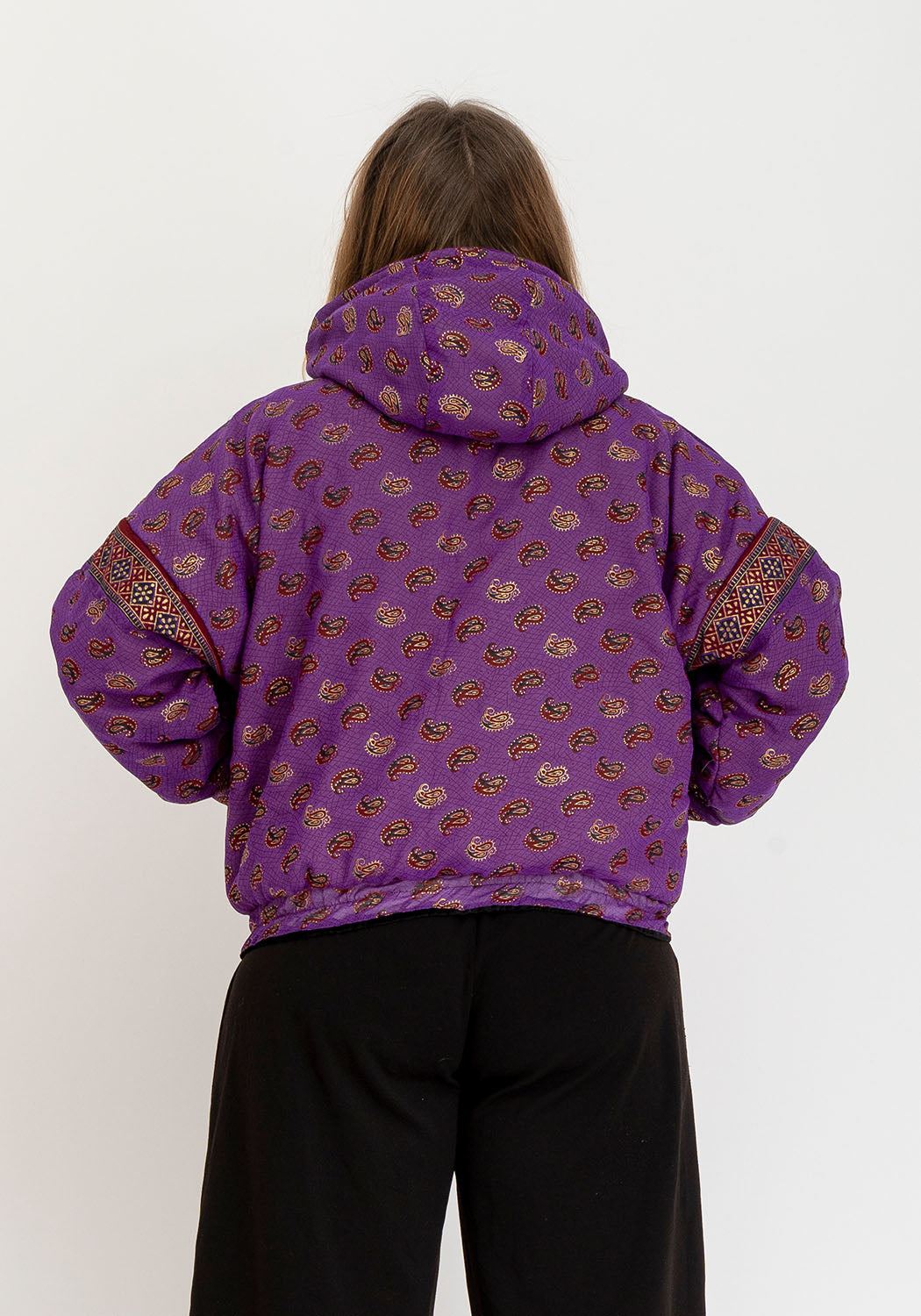 Wendbare Cropped Winterjacke mit Vintage-Sari-Patch in Schwarz