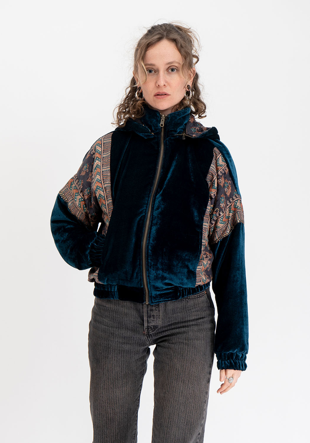 Wendbare Cropped Winterjacke mit Vintage-Sari-Patch in Petrol