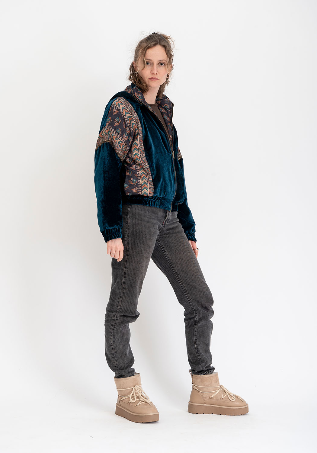Wendbare Cropped Winterjacke mit Vintage-Sari-Patch in Petrol