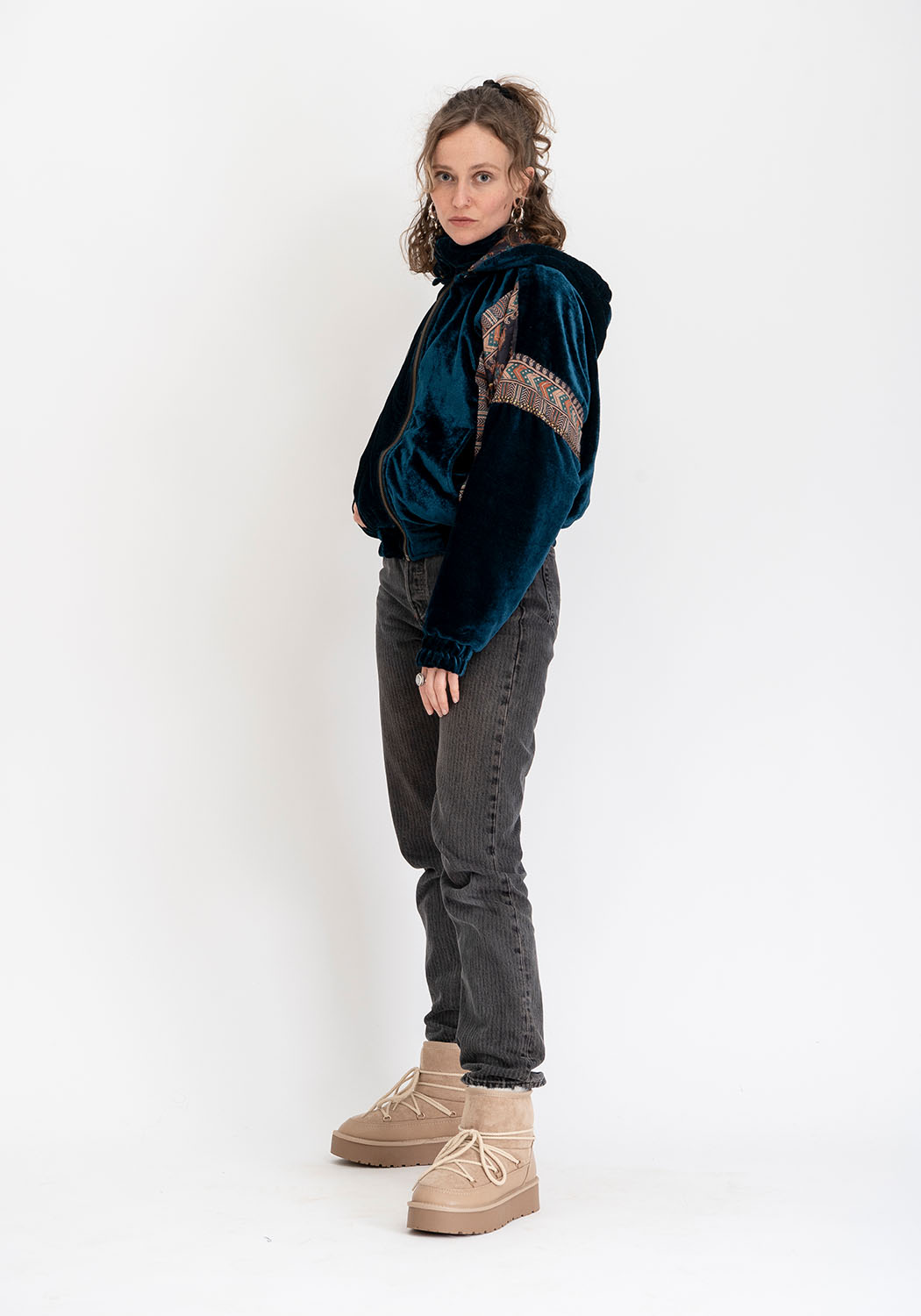Wendbare Cropped Winterjacke mit Vintage-Sari-Patch in Petrol