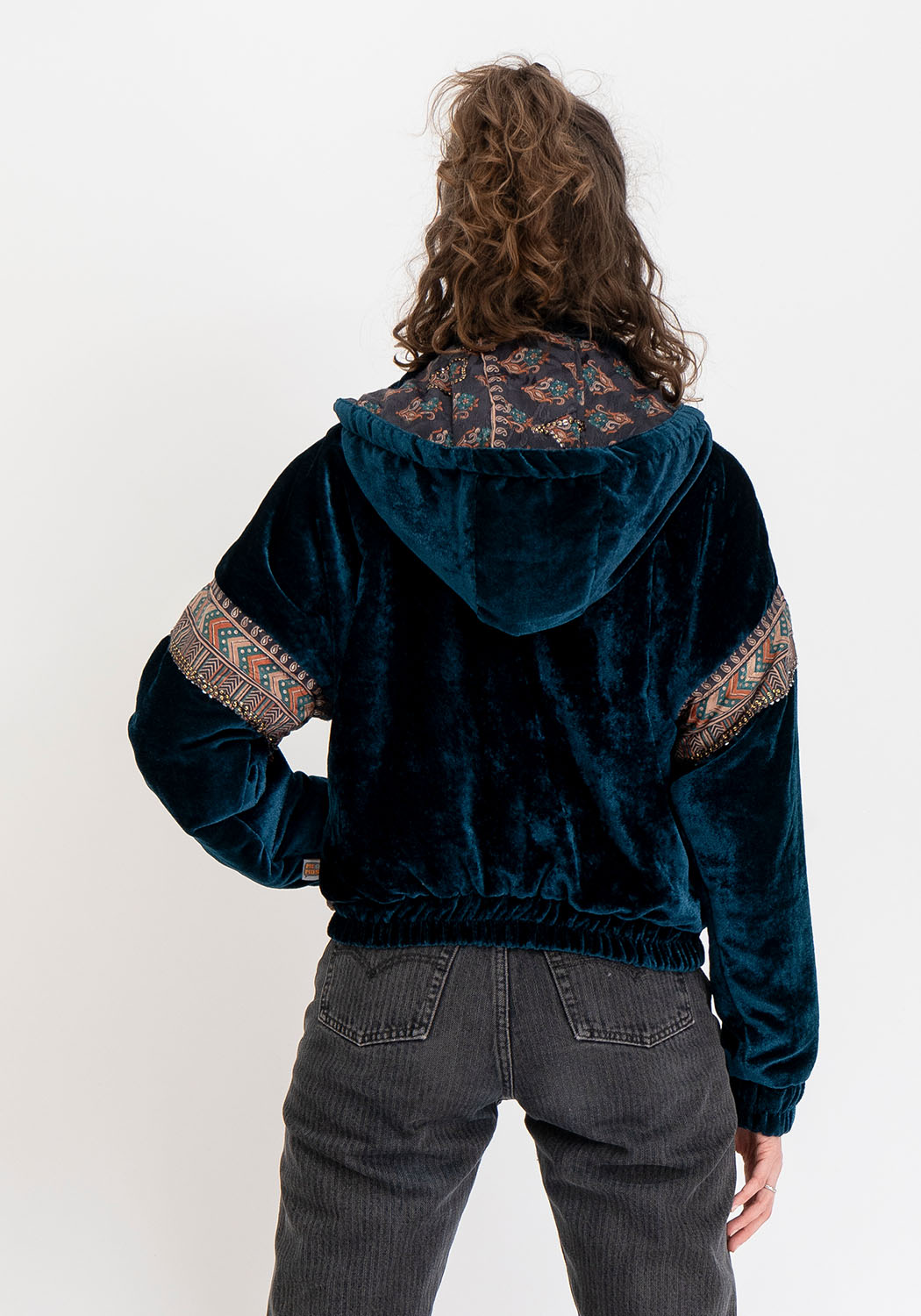 Wendbare Cropped Winterjacke mit Vintage-Sari-Patch in Petrol
