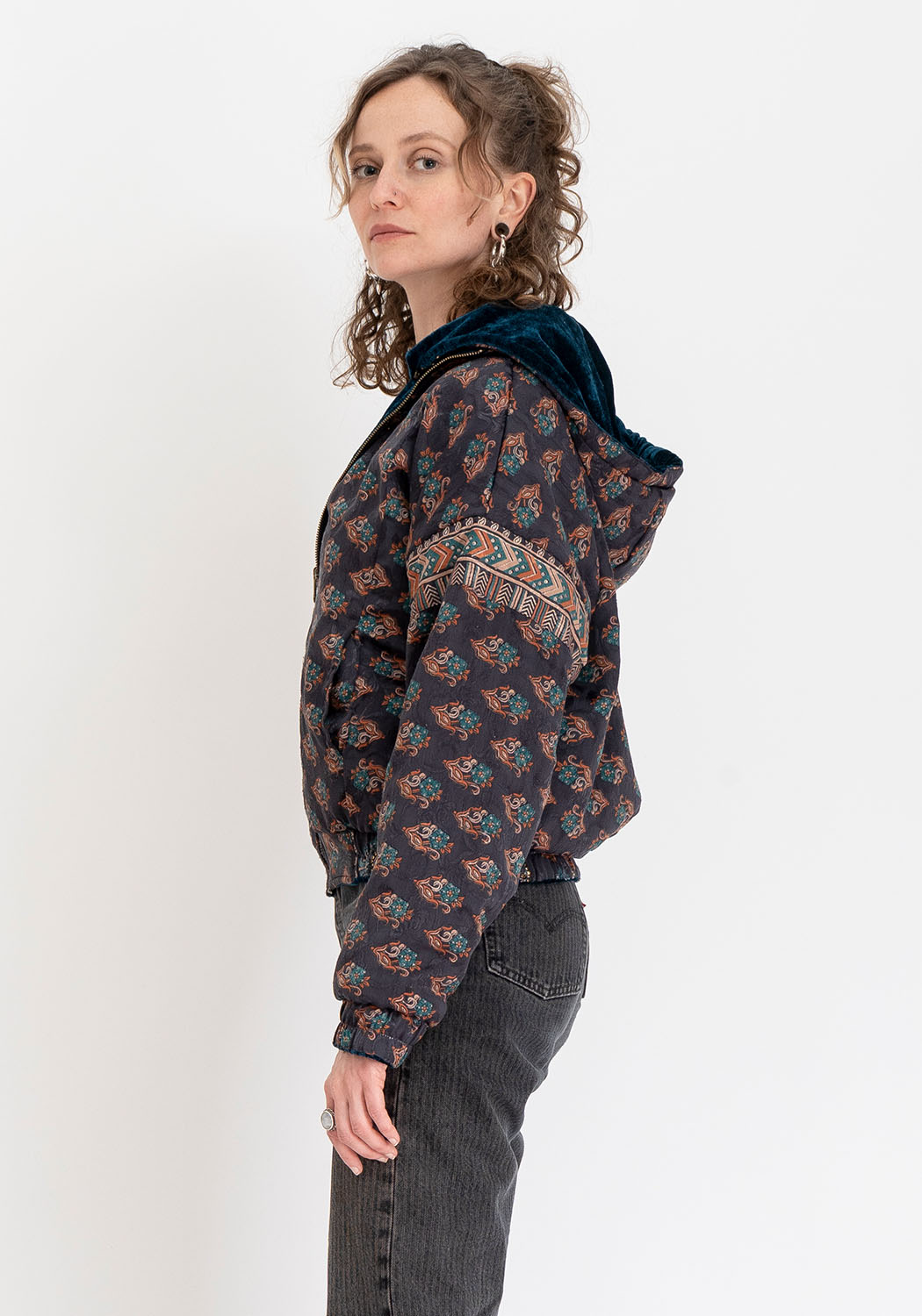 Wendbare Cropped Winterjacke mit Vintage-Sari-Patch in Petrol