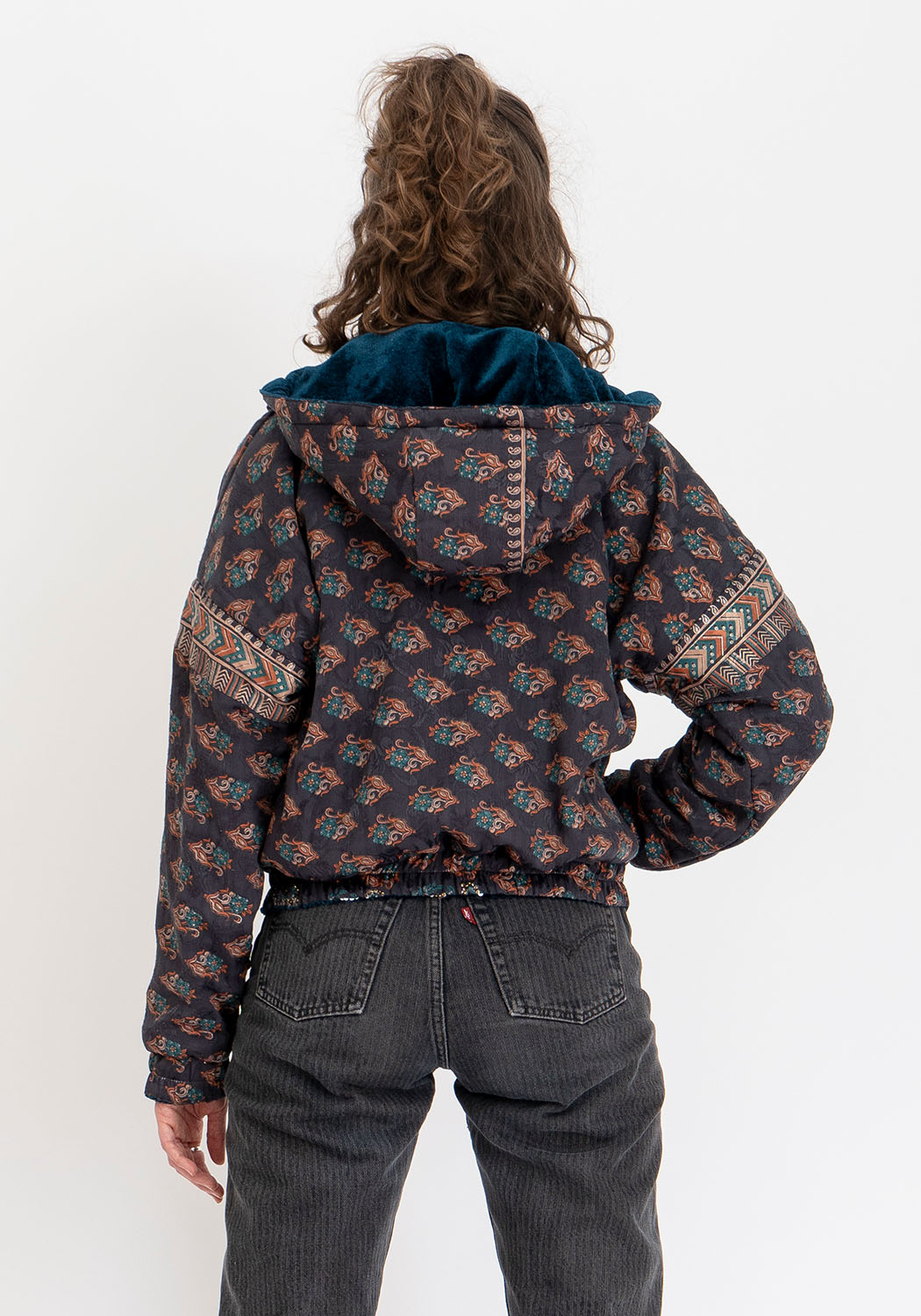 Wendbare Cropped Winterjacke mit Vintage-Sari-Patch in Petrol