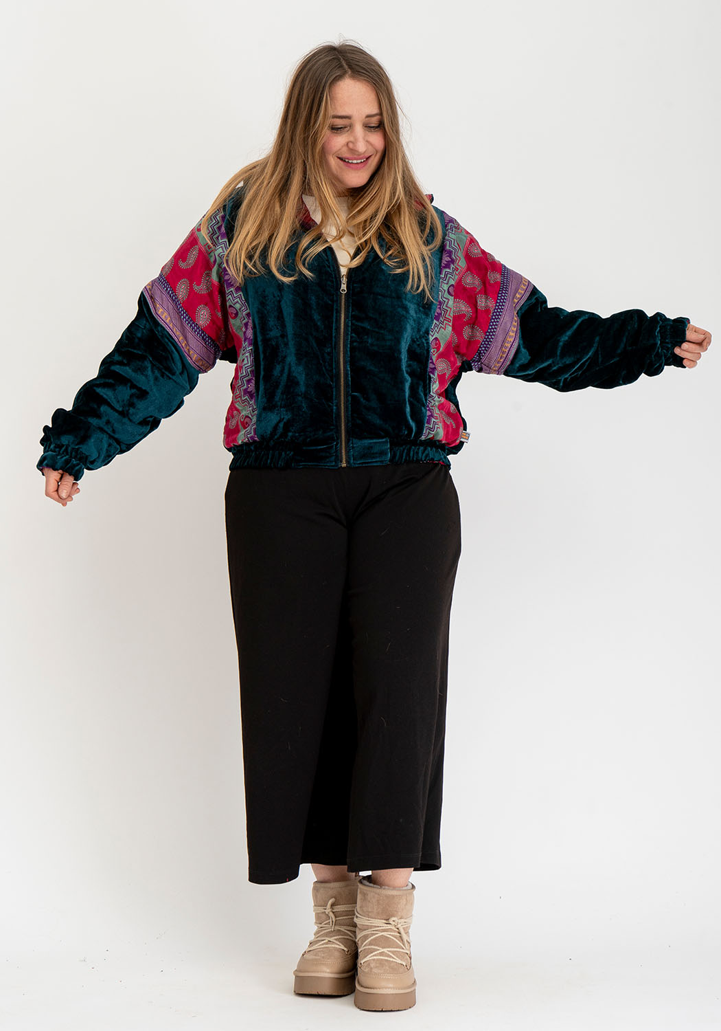 Wendbare Cropped Winterjacke mit Vintage-Sari-Patch in Petrol