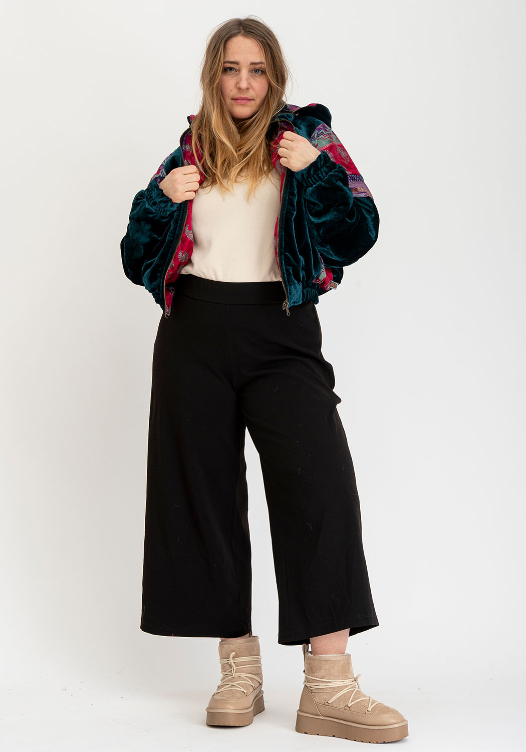 Wendbare Cropped Winterjacke mit Vintage-Sari-Patch in Petrol
