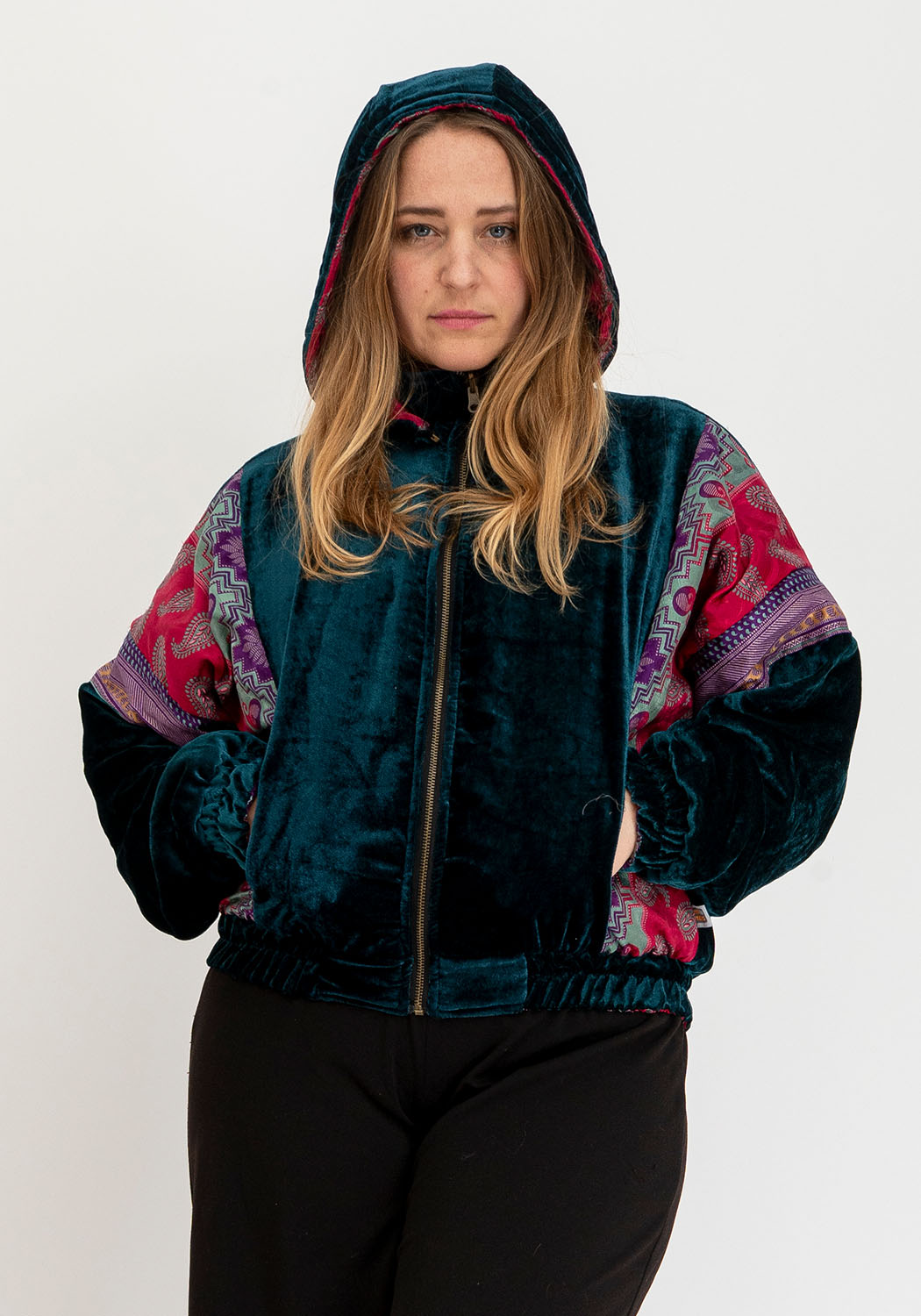 Wendbare Cropped Winterjacke mit Vintage-Sari-Patch in Petrol