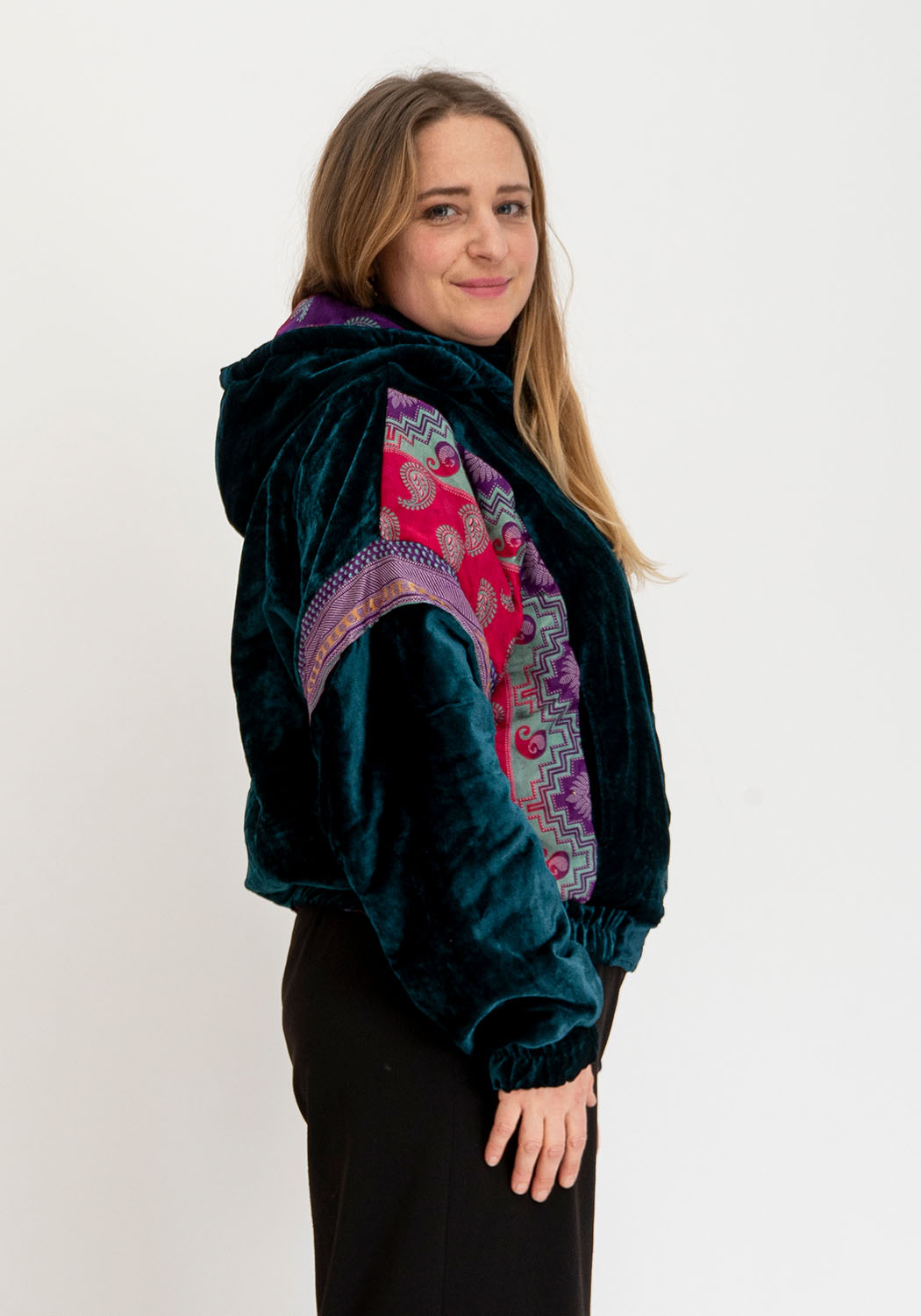 Wendbare Cropped Winterjacke mit Vintage-Sari-Patch in Petrol