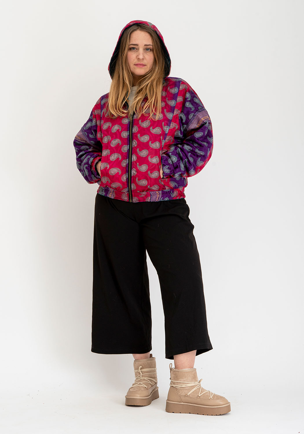 Wendbare Cropped Winterjacke mit Vintage-Sari-Patch in Petrol