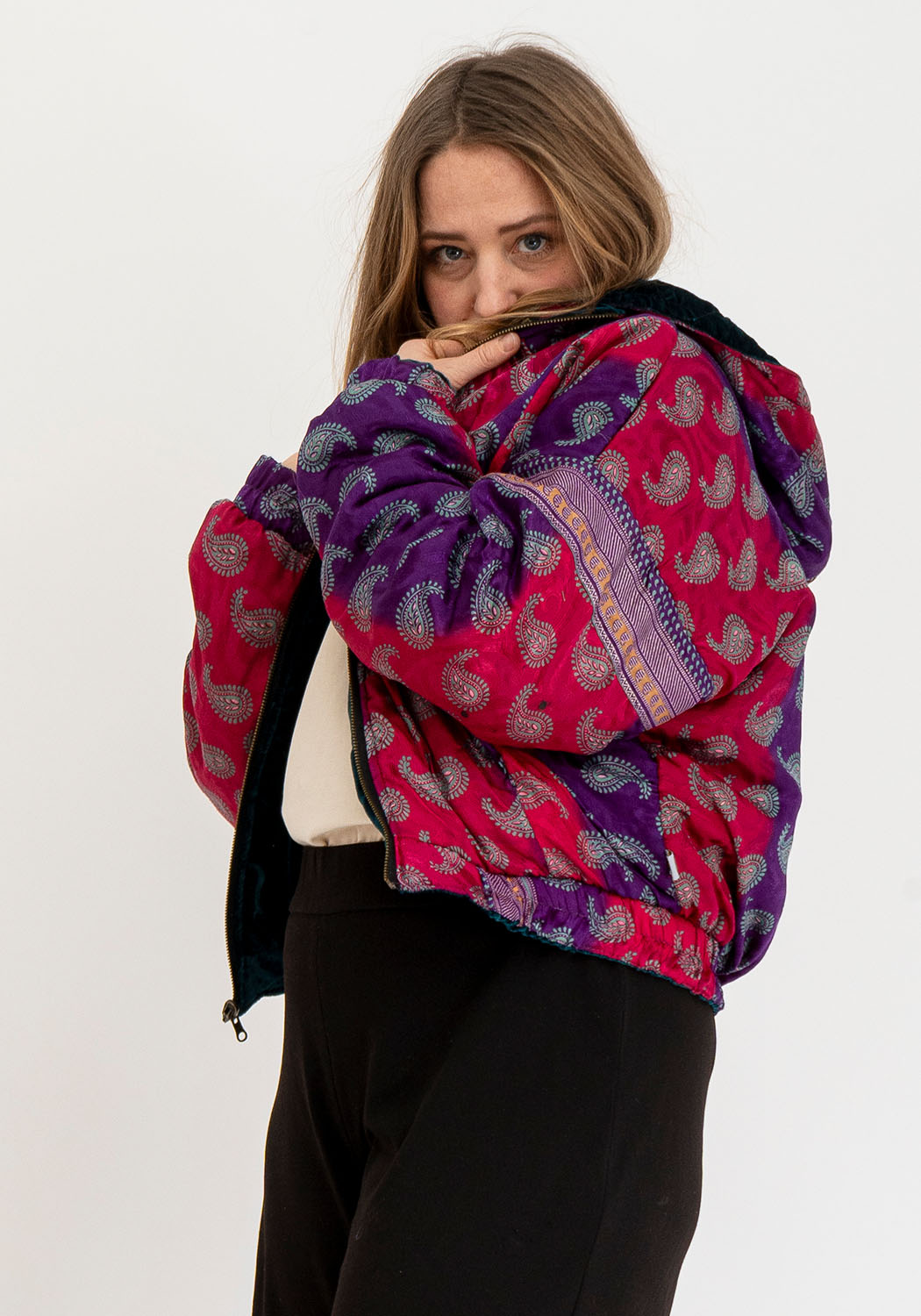 Wendbare Cropped Winterjacke mit Vintage-Sari-Patch in Petrol