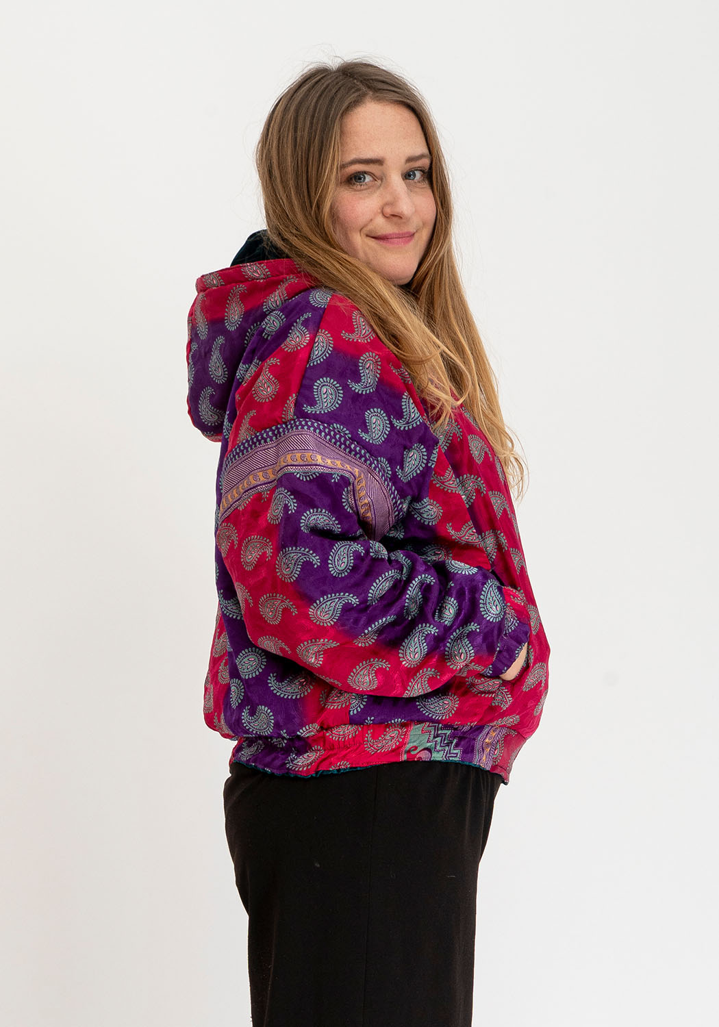 Wendbare Cropped Winterjacke mit Vintage-Sari-Patch in Petrol