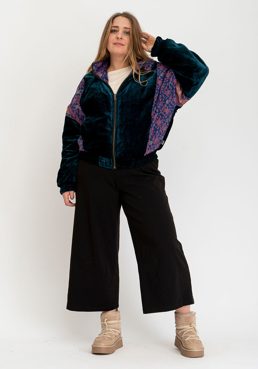 Wendbare Cropped Winterjacke mit Vintage-Sari-Patch in Petrolblau