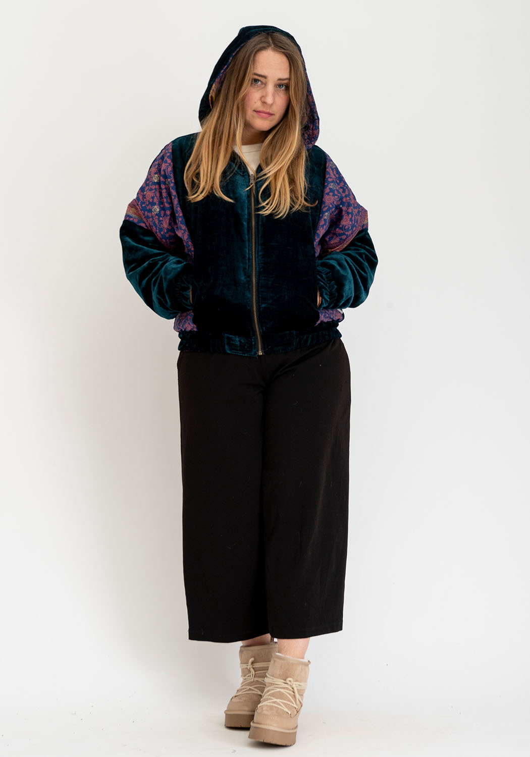 Wendbare Cropped Winterjacke mit Vintage-Sari-Patch in Petrolblau