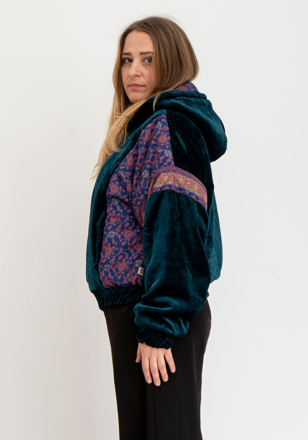 Wendbare Cropped Winterjacke mit Vintage-Sari-Patch in Petrolblau