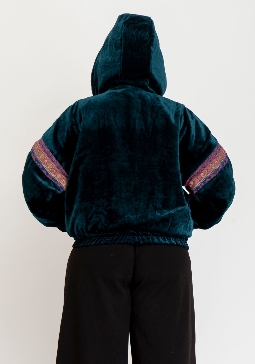 Wendbare Cropped Winterjacke mit Vintage-Sari-Patch in Petrolblau
