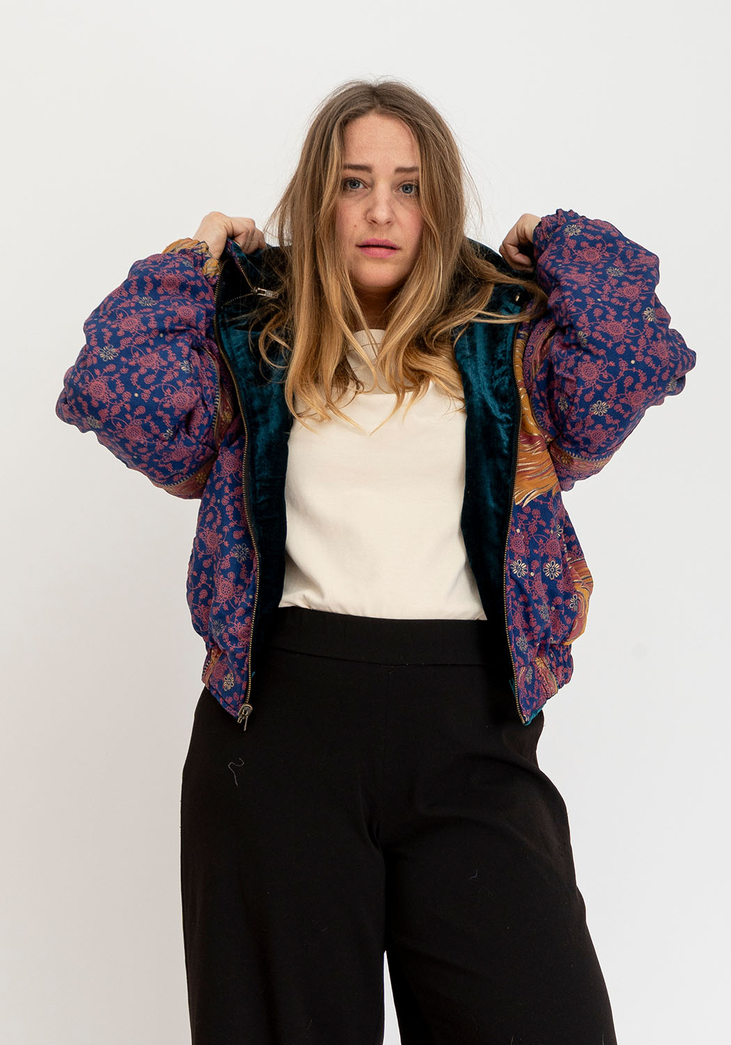 Wendbare Cropped Winterjacke mit Vintage-Sari-Patch in Petrolblau
