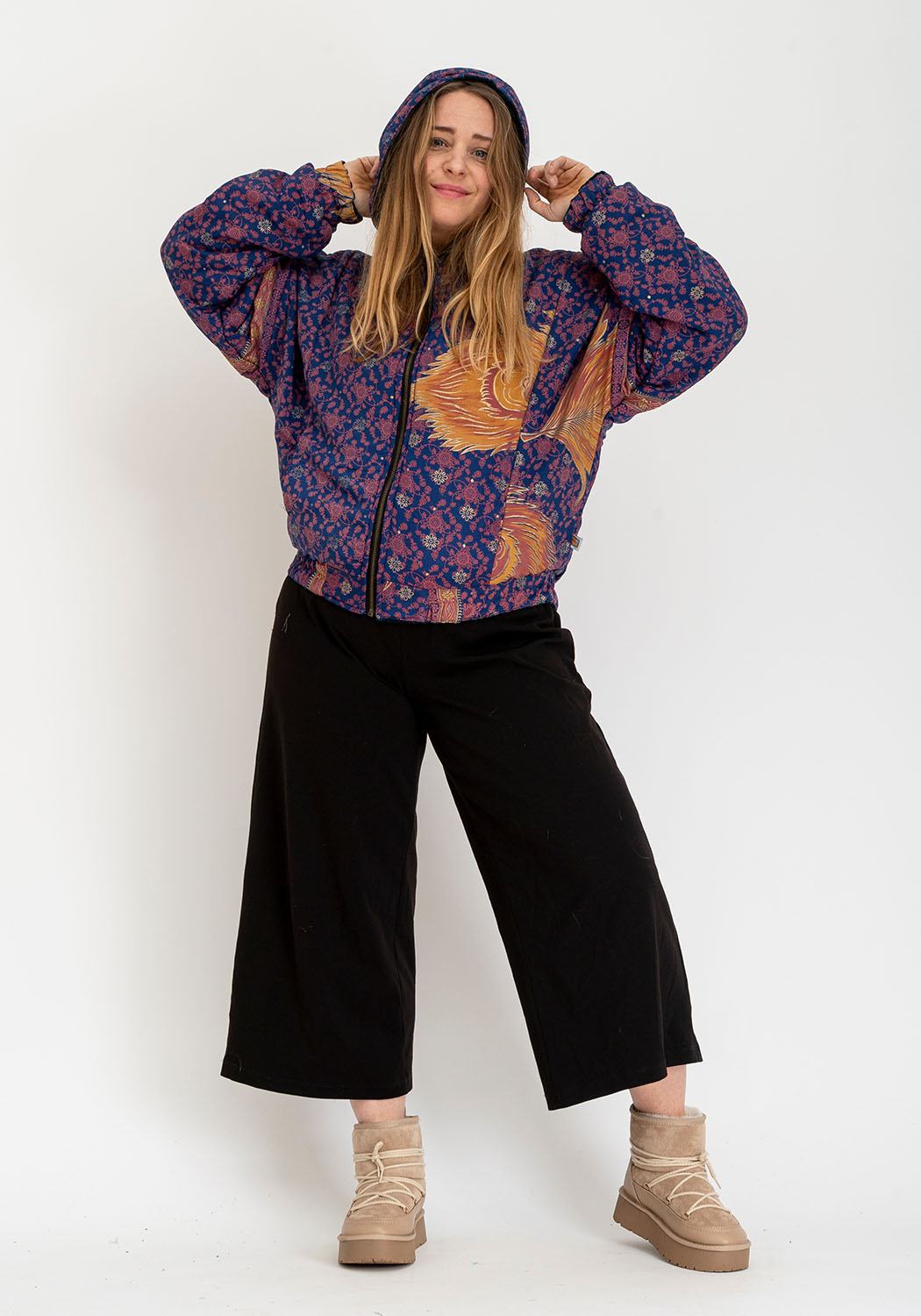 Wendbare Cropped Winterjacke mit Vintage-Sari-Patch in Petrolblau