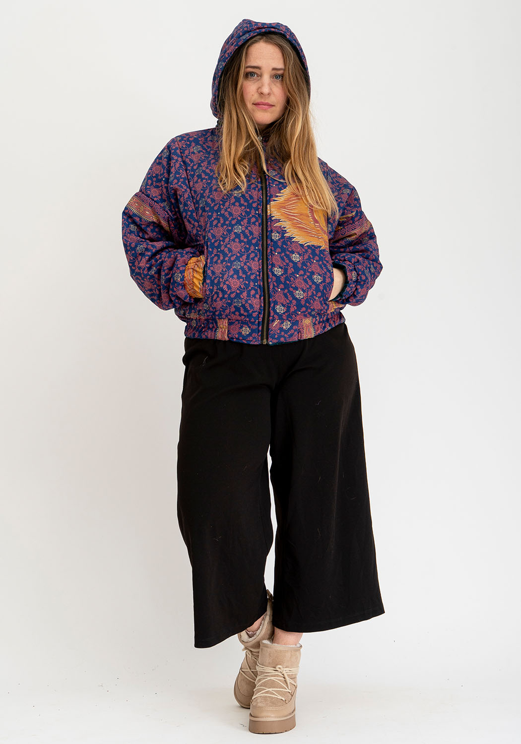 Wendbare Cropped Winterjacke mit Vintage-Sari-Patch in Petrolblau