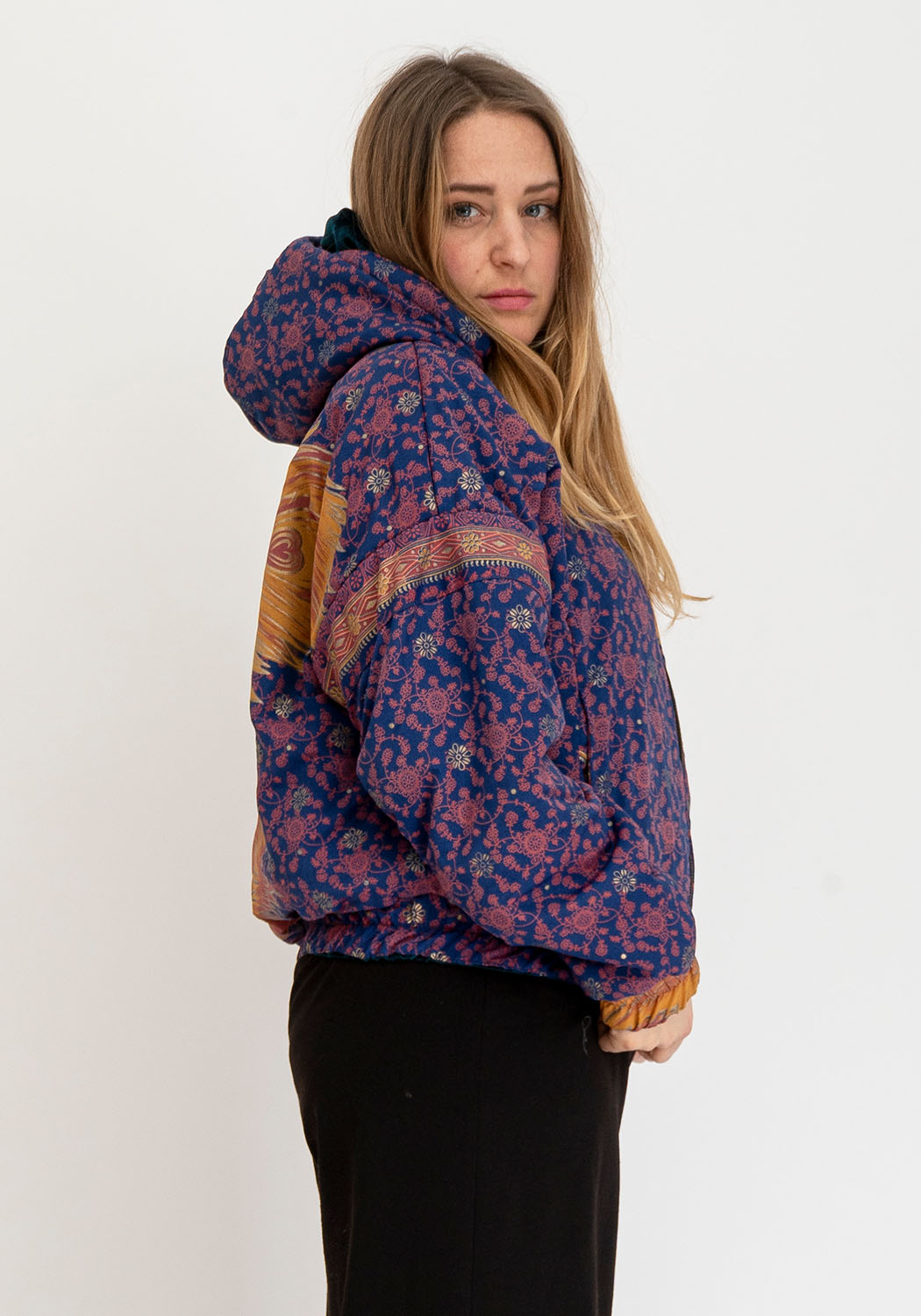 Wendbare Cropped Winterjacke mit Vintage-Sari-Patch in Petrolblau