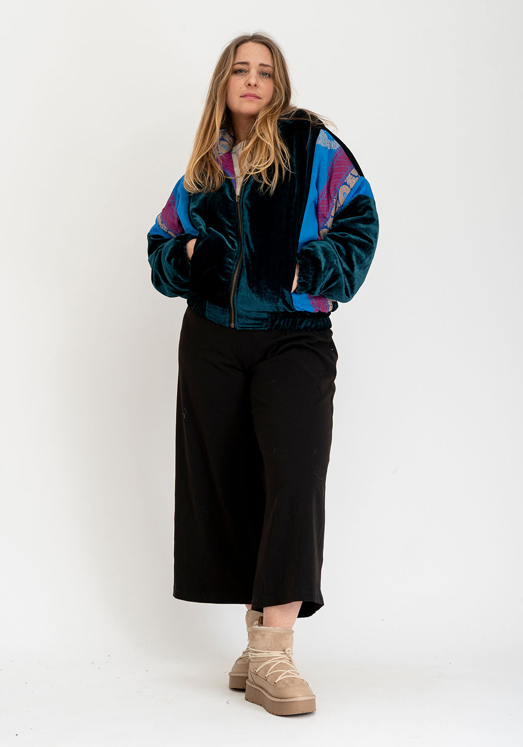 Wendbare Cropped Winterjacke in Petrol mit Vintage-Sari-Details