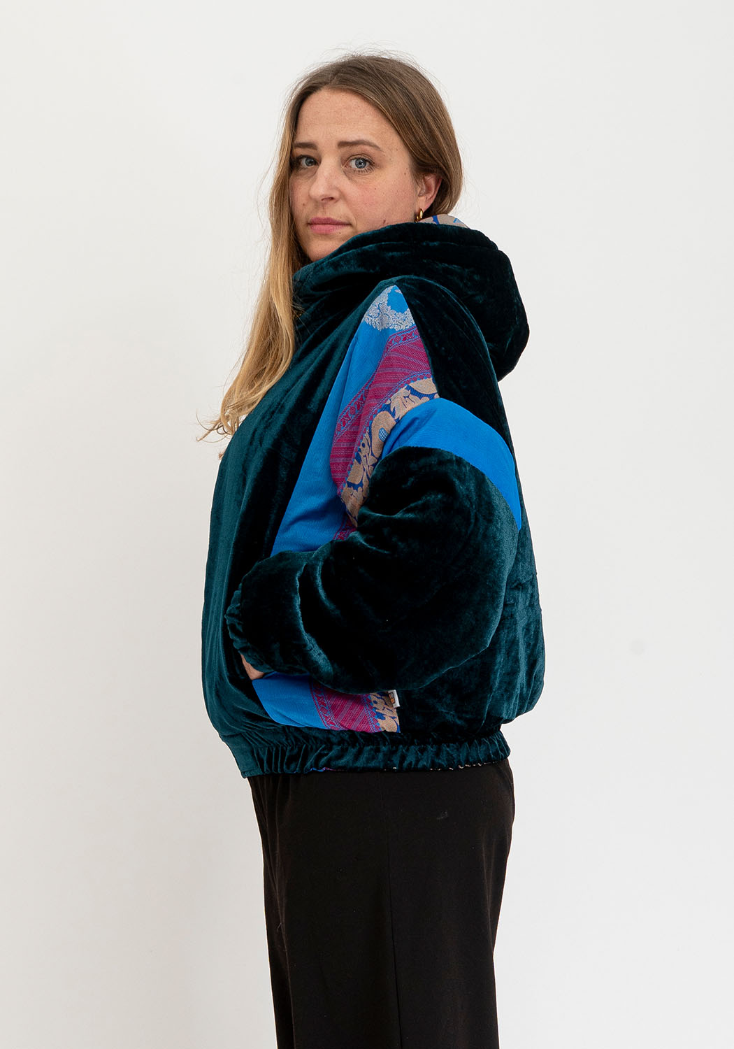Wendbare Cropped Winterjacke in Petrol mit Vintage-Sari-Details