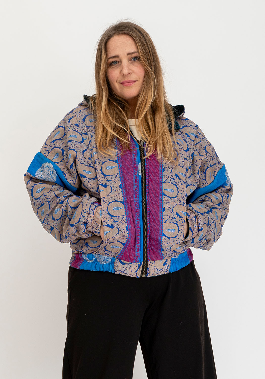 Wendbare Cropped Winterjacke in Petrol mit Vintage-Sari-Details