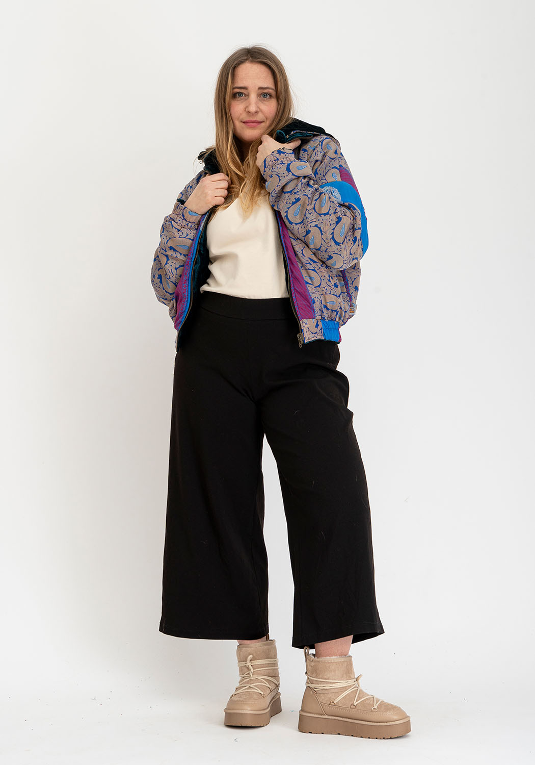 Wendbare Cropped Winterjacke in Petrol mit Vintage-Sari-Details